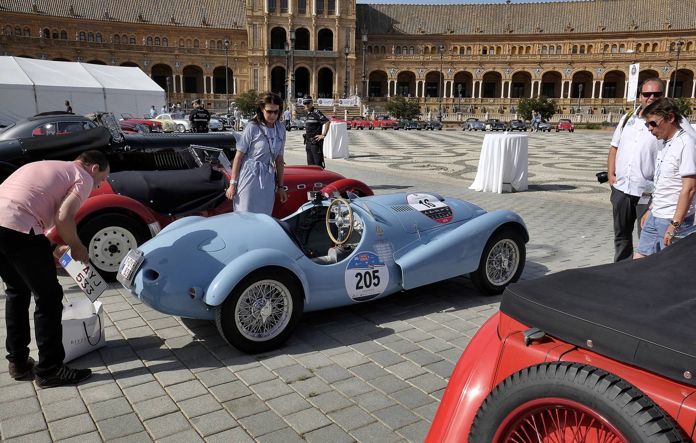 Los coches de lujo toman la plaza de España