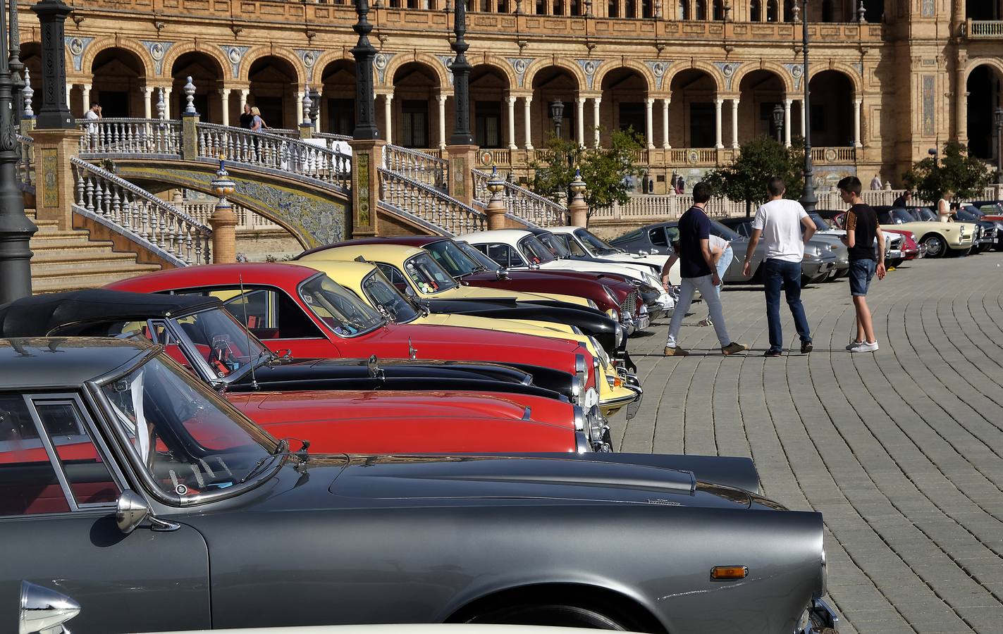 Los coches de lujo toman la plaza de España