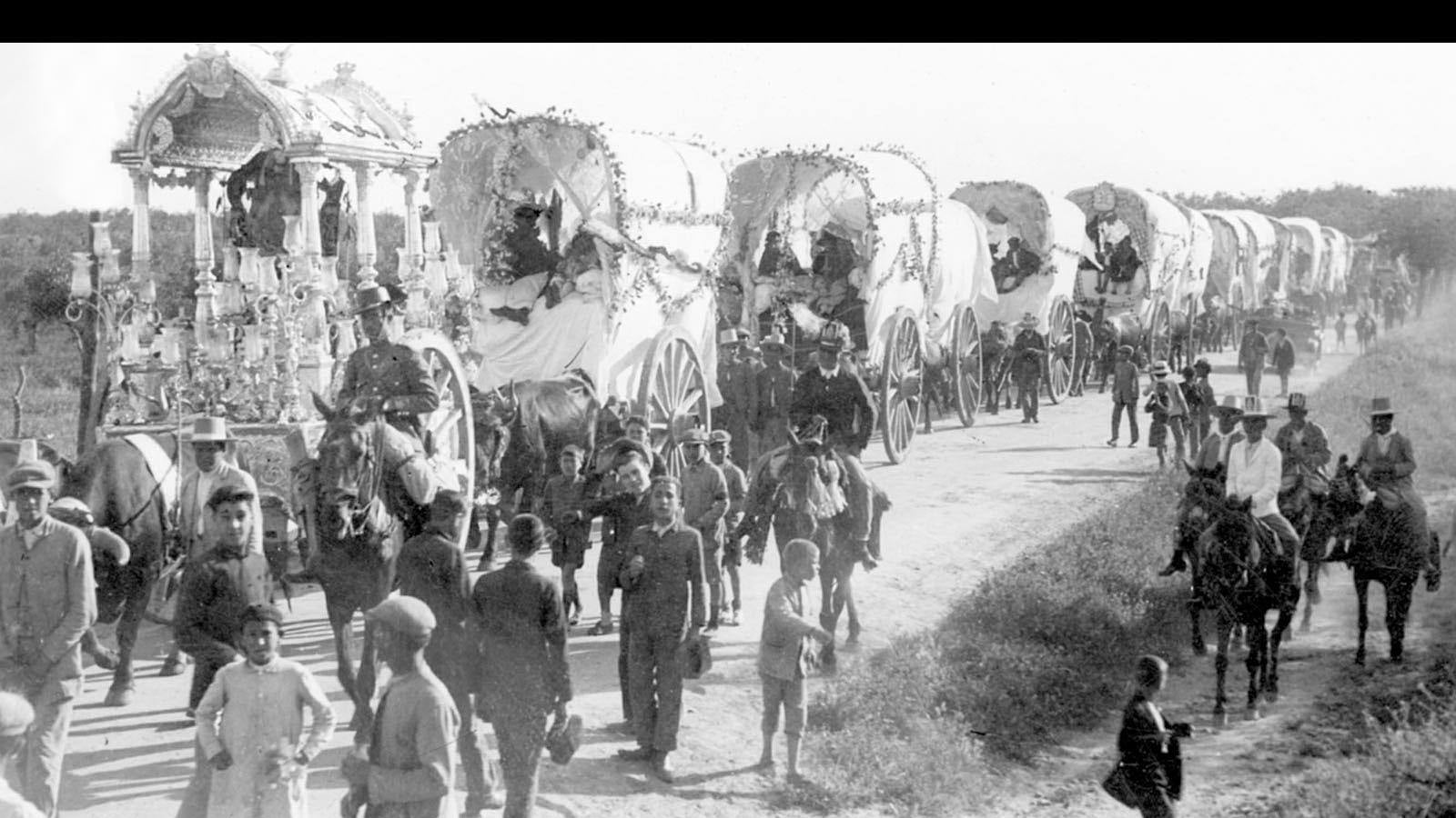 Carretas de la Hermandad de Triana. Principios años 30 (en la carreta de plata se aprecia el antiguo Simpecado).