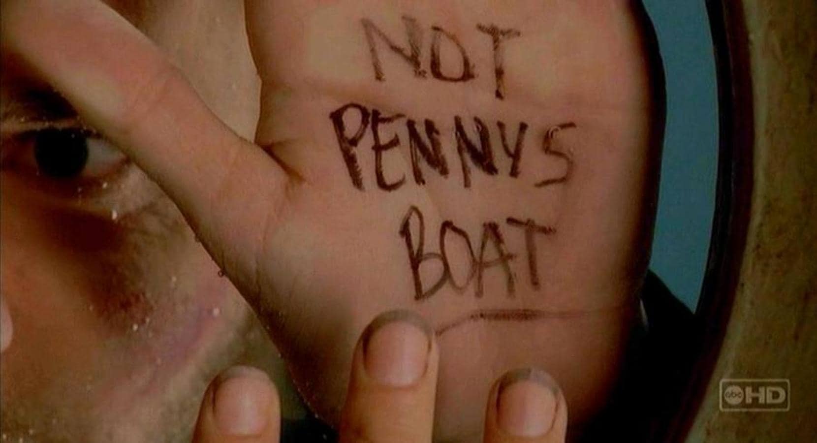 No es el barco de Penny. La escena en la que Charlie Pace (Dominic Monaghan), antes de morir ahogado en la estación submarina de El Espejo, le dice a Desmond que el barco que esperaba en la costa no era, como les habían dicho, de Penny, su gran amor. El plano de «Perdidos» tiene, quién lo iba a decir, 10 años.