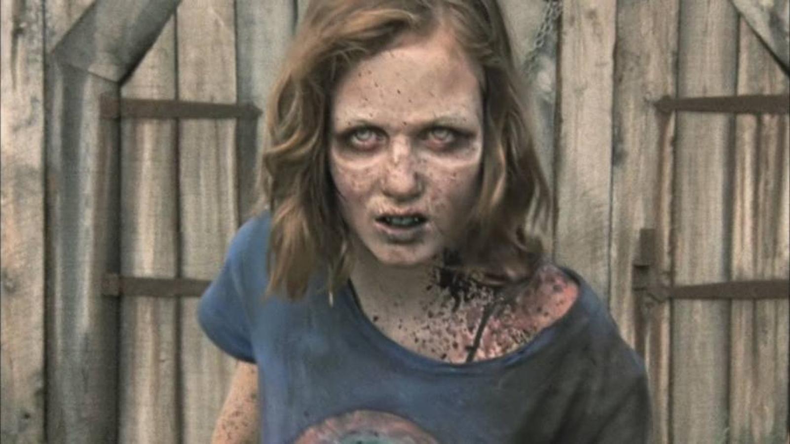 Encuentro con Sophia. Este final de «The Walking Dead» es también digno de mención. Una temporada entera buscando a la niña para que, al final, estuviera dentro del granero. El momento en que la pequeña aparece convertida en «caminante» es uno de los más impactantes de la serie.