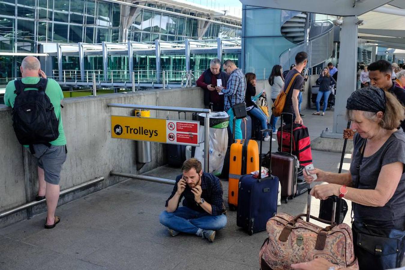 La situación más convulsa se vive en la principal base de British, la terminal cinco de Heathrow. El colapso ha sido tal que algunos aviones recién aterrizados se encontraron con que no había «fingers» vacantes para engancharse y dar salida a sus viajeros. 