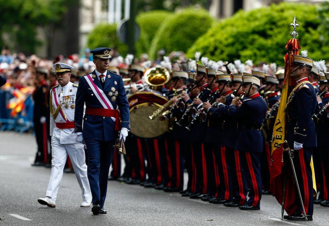 El acto de Guadalajara ha contado con un desfile militar de 2.500 efectivos del Ejército de Tierra, Aire, Armada Española, Guardia Civil, veteranos y reservistas. Como curiosidad, la Legión desfiló sin su tradicional carnero sino con un perro. Además 63 aeronaves y 160 vehículos han arrancado el reconocimiento de los miles de asistentes en las inmediaciones de la calle Camilo José Cela. 