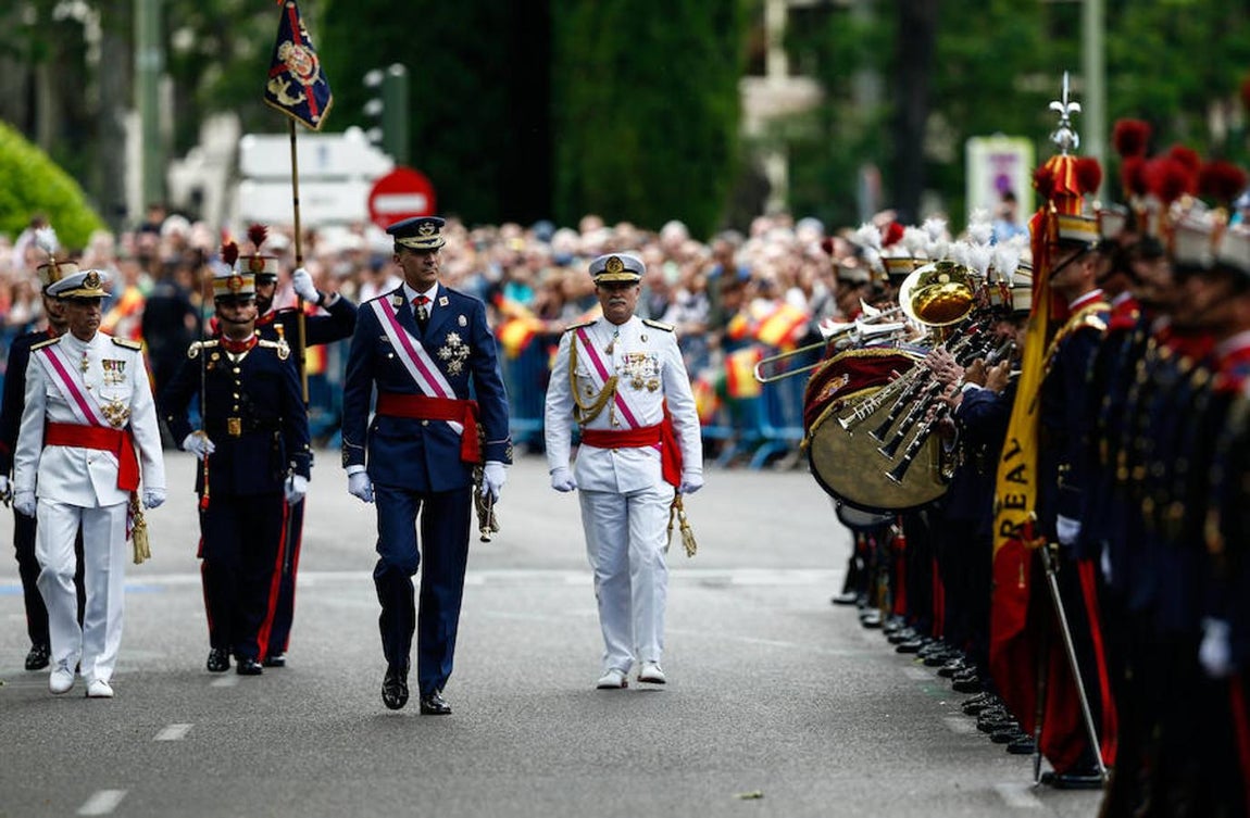 Felipe VI ha querido rendir así un personal homenaje a su relación con los ejércitos y compañeros de armas de los que es Mando Supremo, tal y como se recoge en la Constitución Española (artículo 62). 