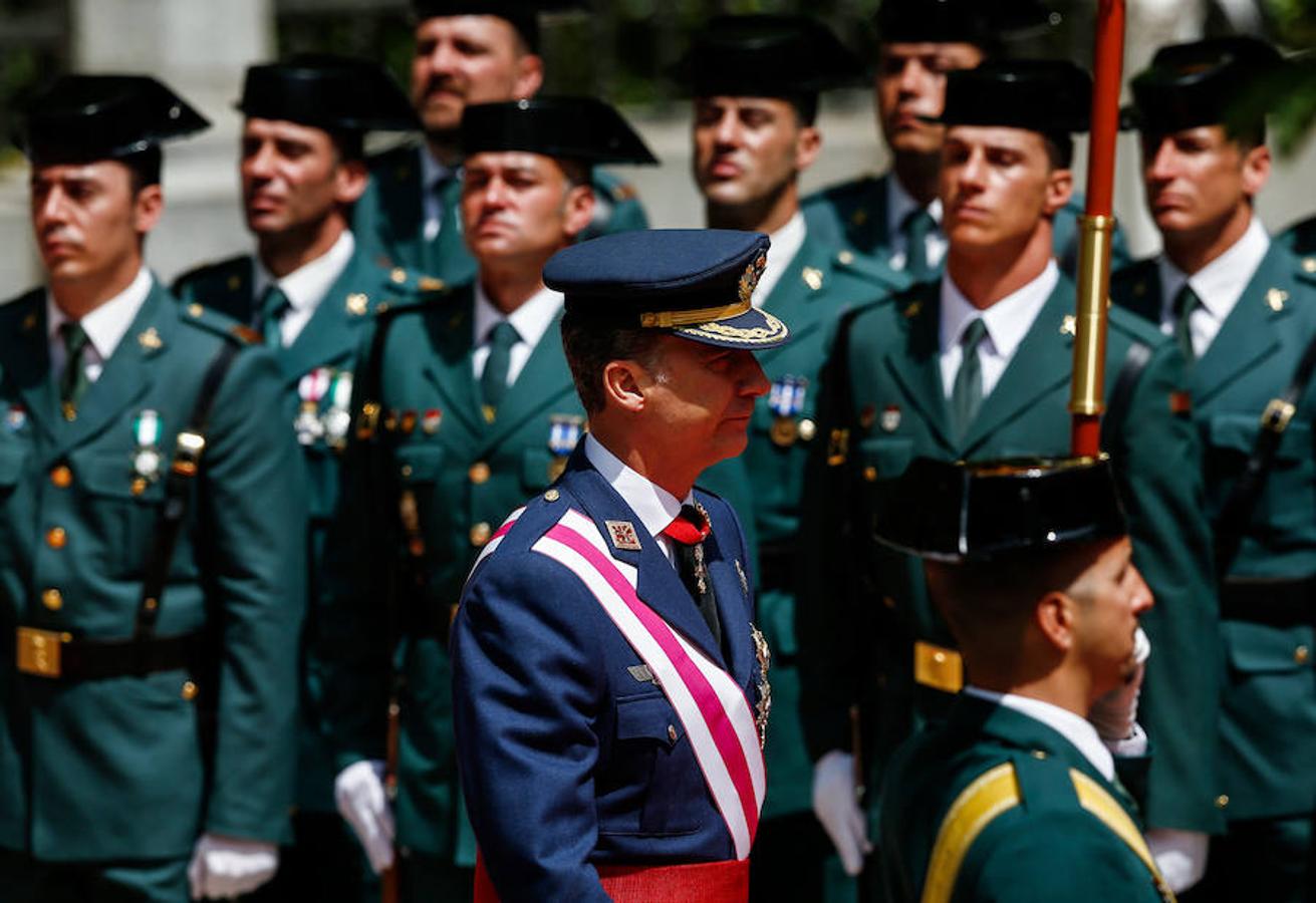 Con uniforme de gala del Ejército de Tierra, Don Felipe ha portado el distintivo del Regimiento Inmemorial del Rey Nº 1, con el cual realizó su filiación a las Fuerzas Armadas hace 40 años. Fue un 28 de mayo de 1977 y con nueve años de edad