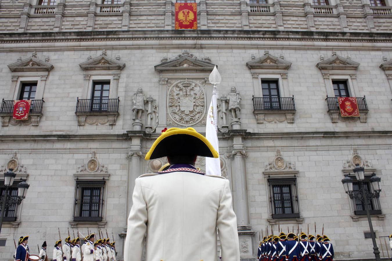 El relevo de guardia del Alcázar, en imágenes