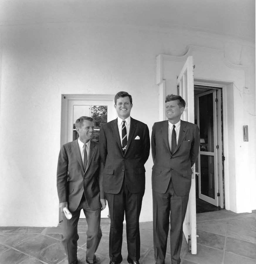 JFK junto a sus hermanos, Robert y Eduard en la Casa Blanca