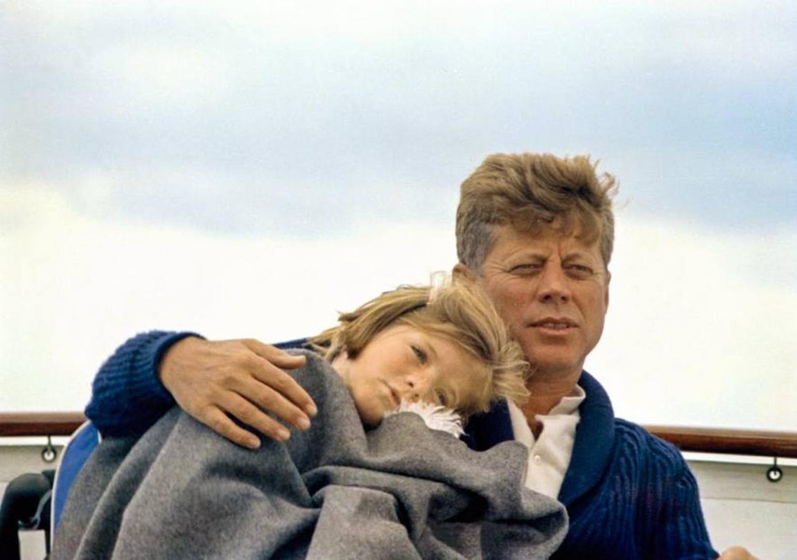 JKF abraza a su hija Caroline Kennedy. 