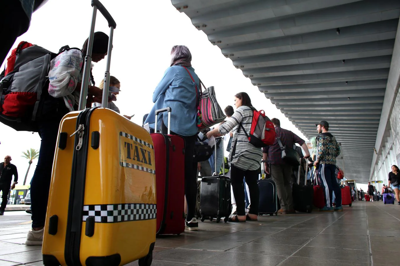 La huelga de taxis ha obligado a muchos pasejeros de paso por el aeropuerto barcelonés de El Prat a buscar medios de transporte alternativos