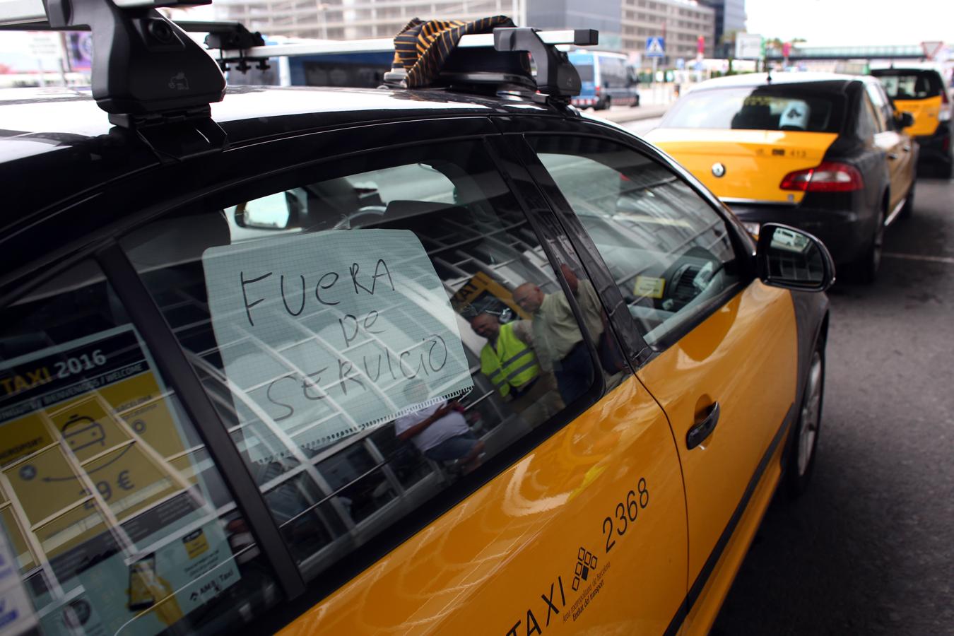 Un taxi en el aeropuerto barcelonés de El Prat avisa sobre la huelga que se celebra este martes