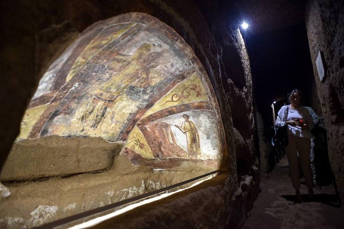 La magia del láser ha permitido tras meses de restauración que los frescos de dos de los más importantes cubículos de las catacumbas romanas de Santa Domitila, donde se enterraron a ricas familias romanas convertidas al cristianismo, salgan a la luz y cuenten las historia de quienes allí están enterrados.. 