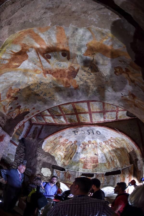 Hasta ahora, las características de las catacumbas, con una humedad entre el 90 y el 100 % y una temperatura entre los 14 y 17 grados, así como el delicado estado de los frescos, había impedido que pudieran ser restaurados con los métodos tradicionales.. 