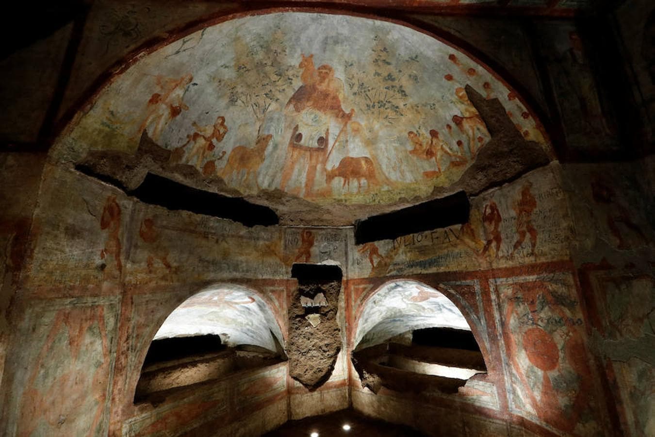 Uno de los grandes frescos refleja la que se cree que es una parábola del buen pastor y en otro arco de la bóveda los doce apóstoles junto a Jesús.