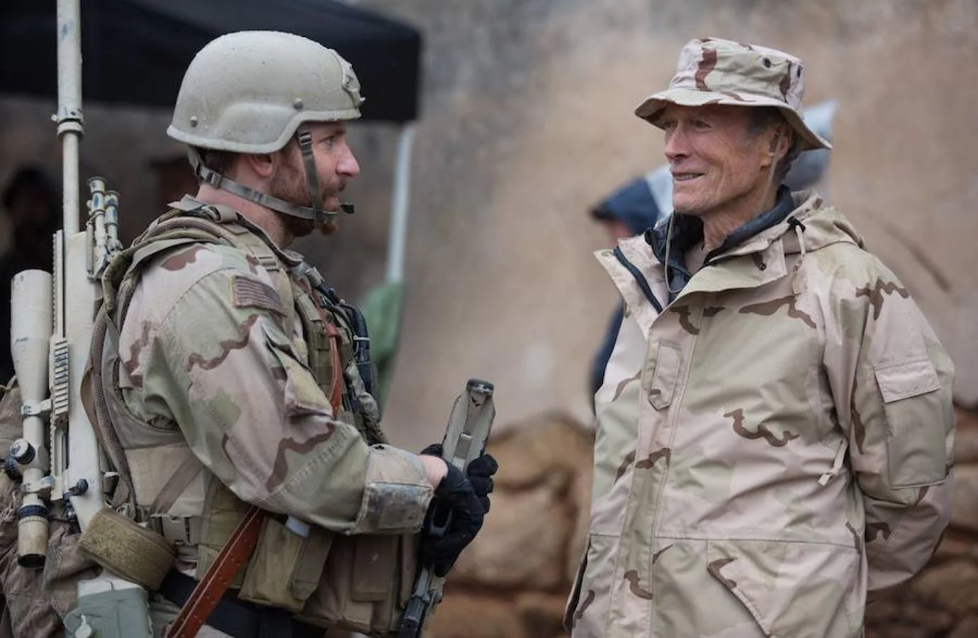 Clint Eastwood y Bradley Cooper en el rodaje de «El francotirador», de 2014