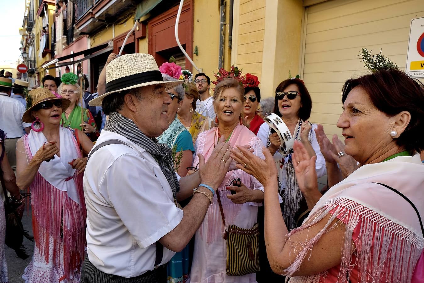 La salida de la Hermandad del Rocío de Triana, en imágenes