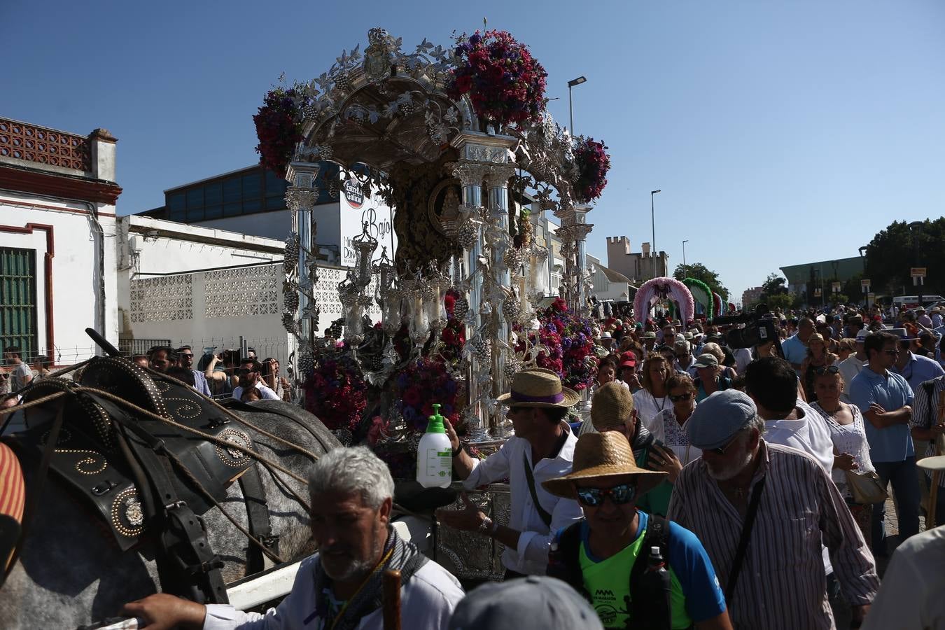 La hermandad de Jerez cruza el Guadalquivir. Rocío 2017