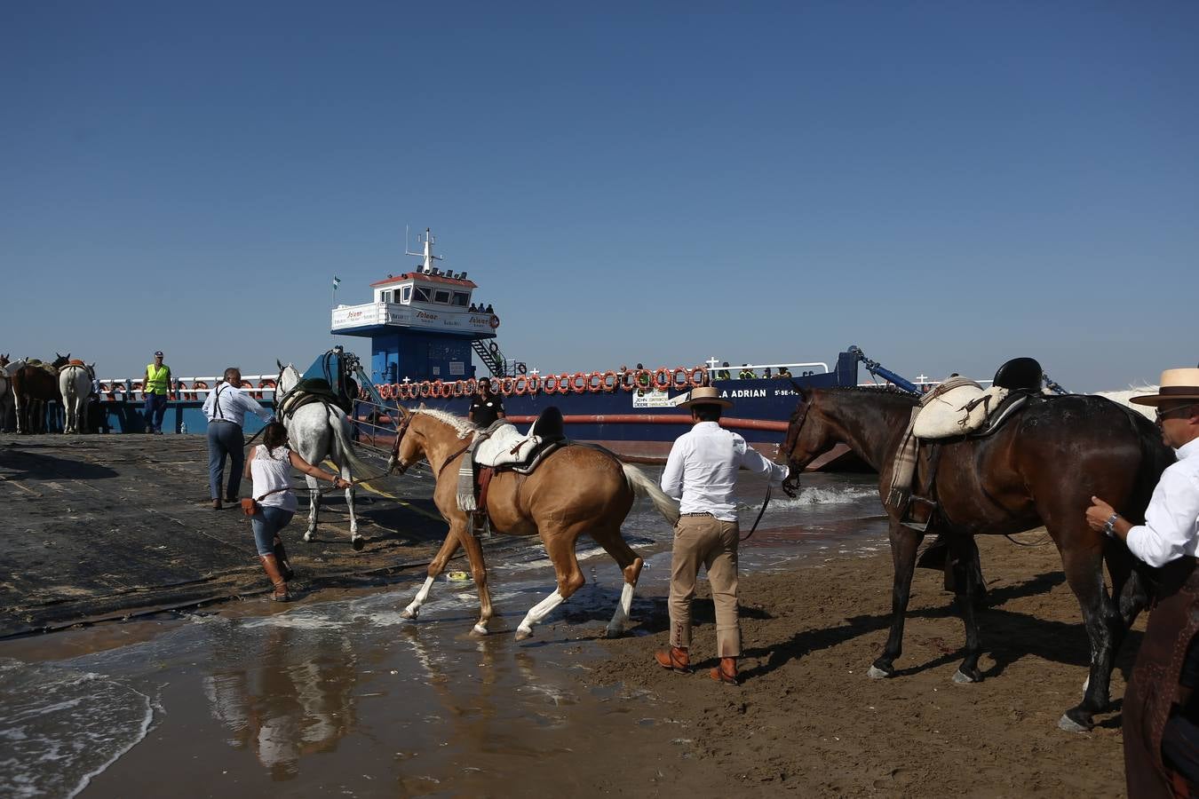 La hermandad de Jerez cruza el Guadalquivir. Rocío 2017