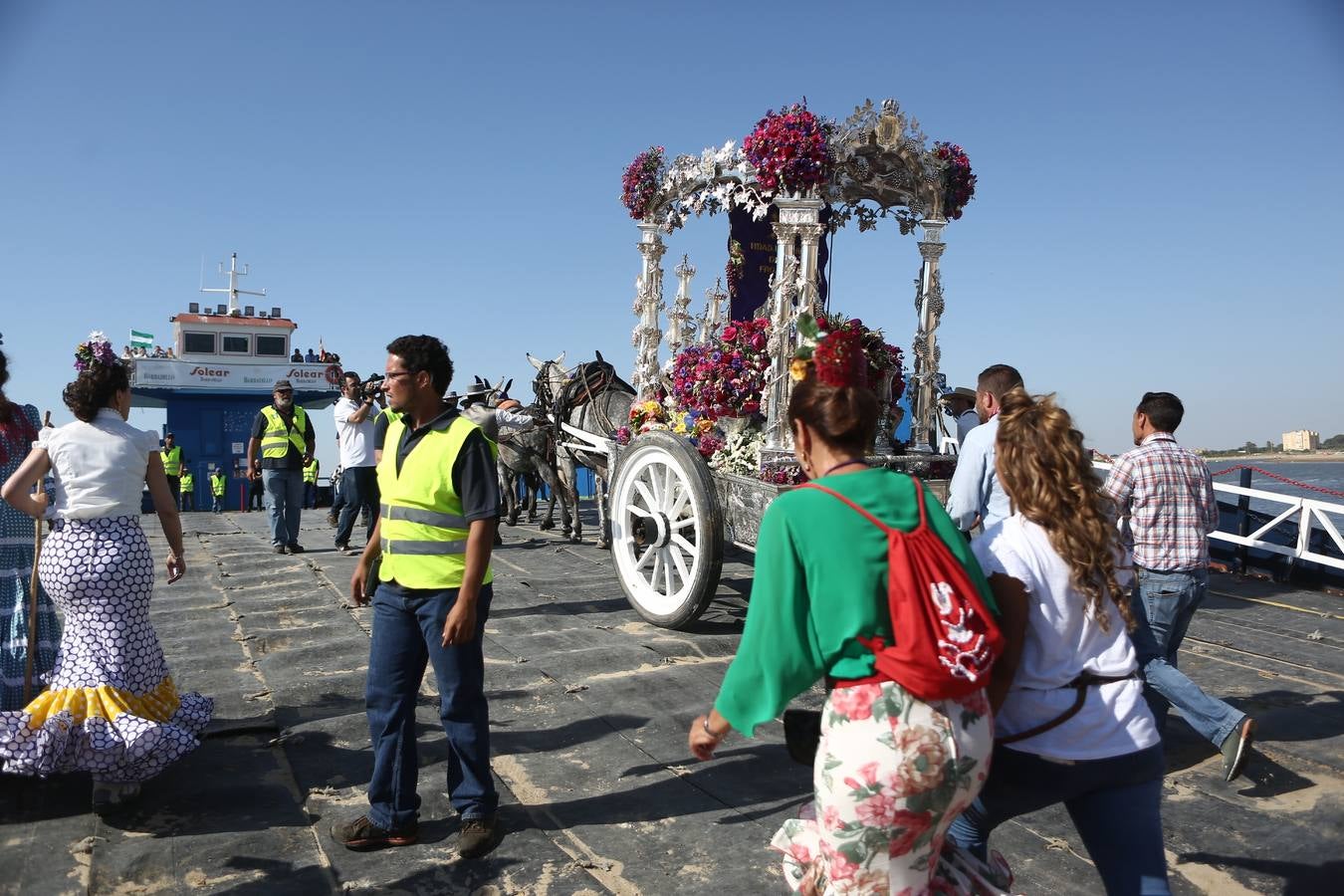 La hermandad de Jerez cruza el Guadalquivir. Rocío 2017