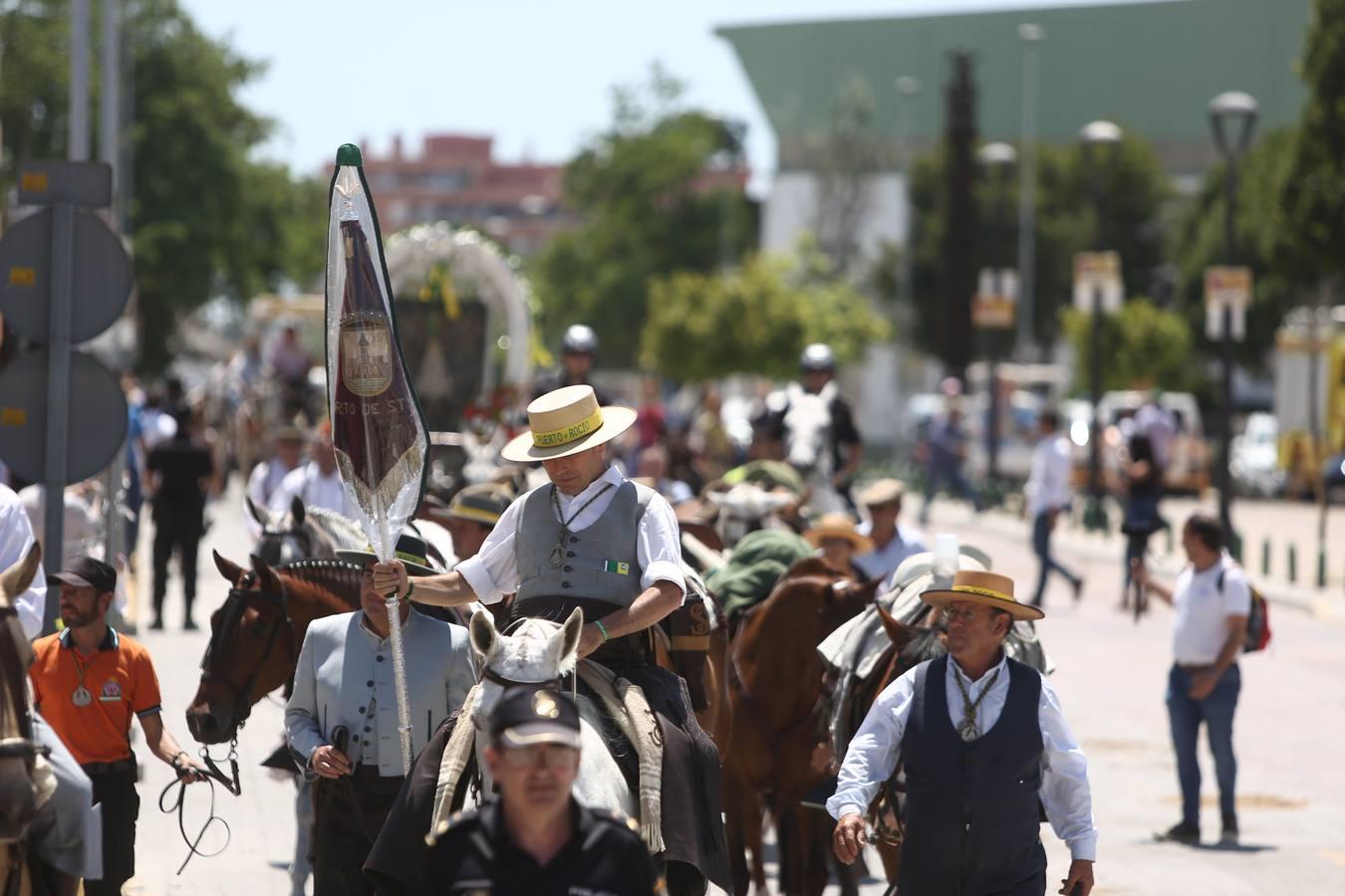 Las hermandades del Rocío vadean el Guadalquivir