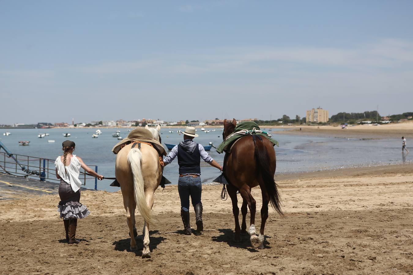 Las hermandades del Rocío vadean el Guadalquivir