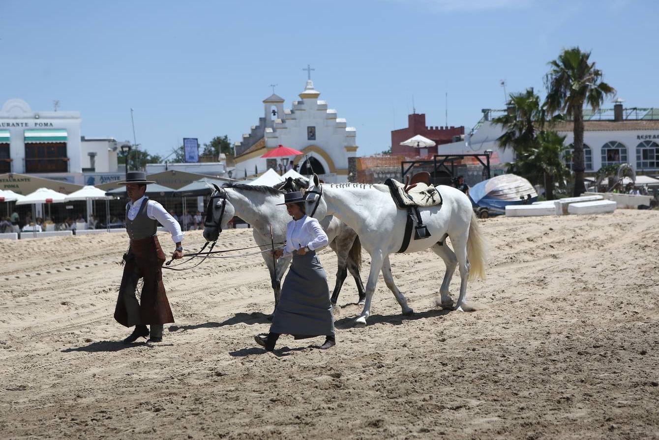 Las hermandades del Rocío vadean el Guadalquivir