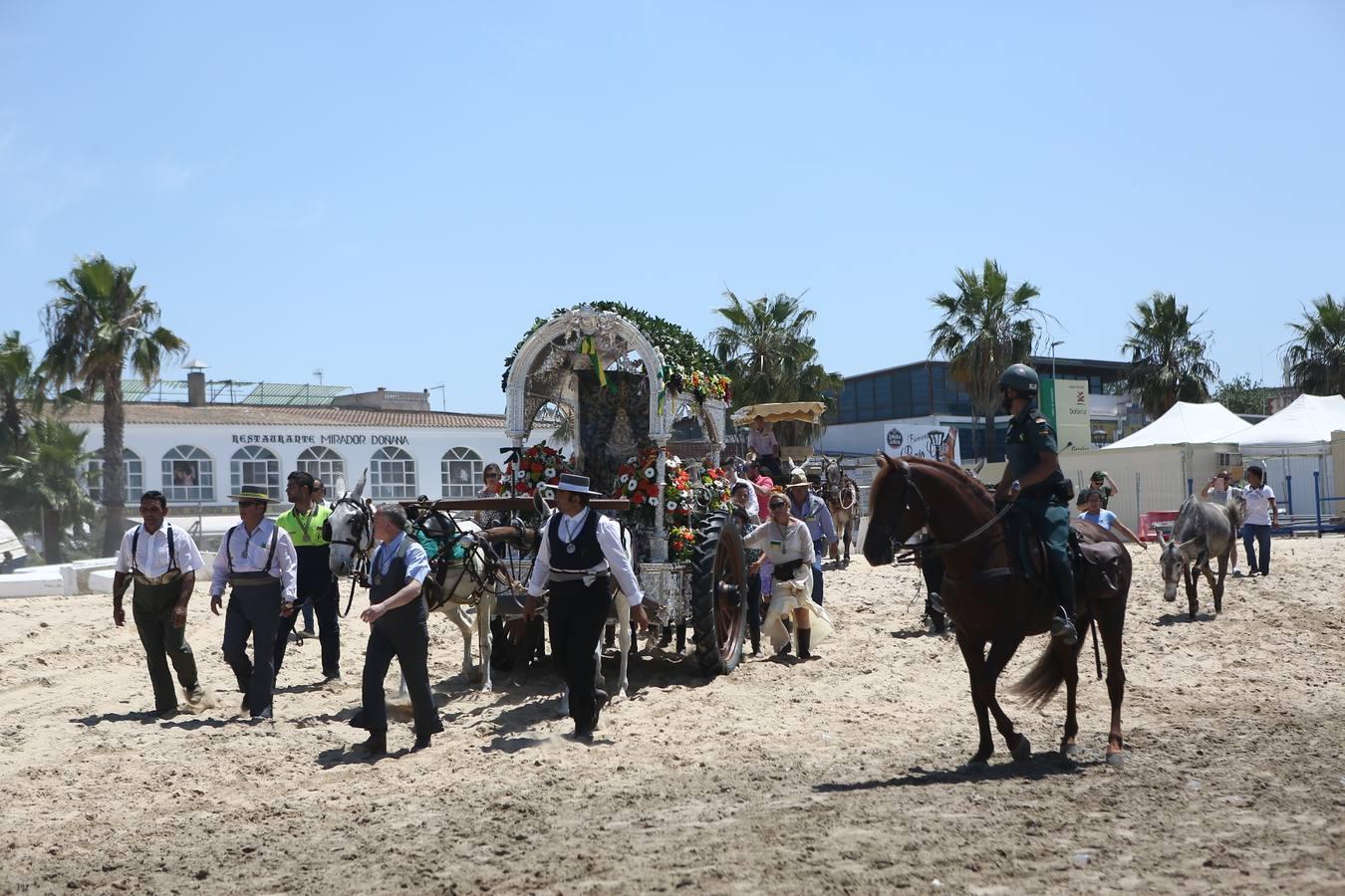 Las hermandades del Rocío vadean el Guadalquivir