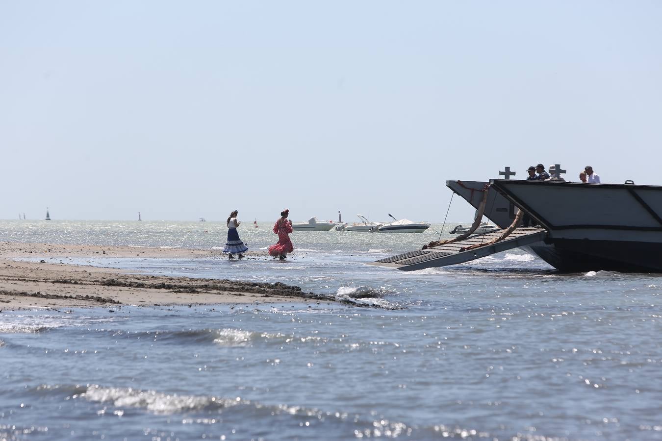 Las hermandades del Rocío vadean el Guadalquivir