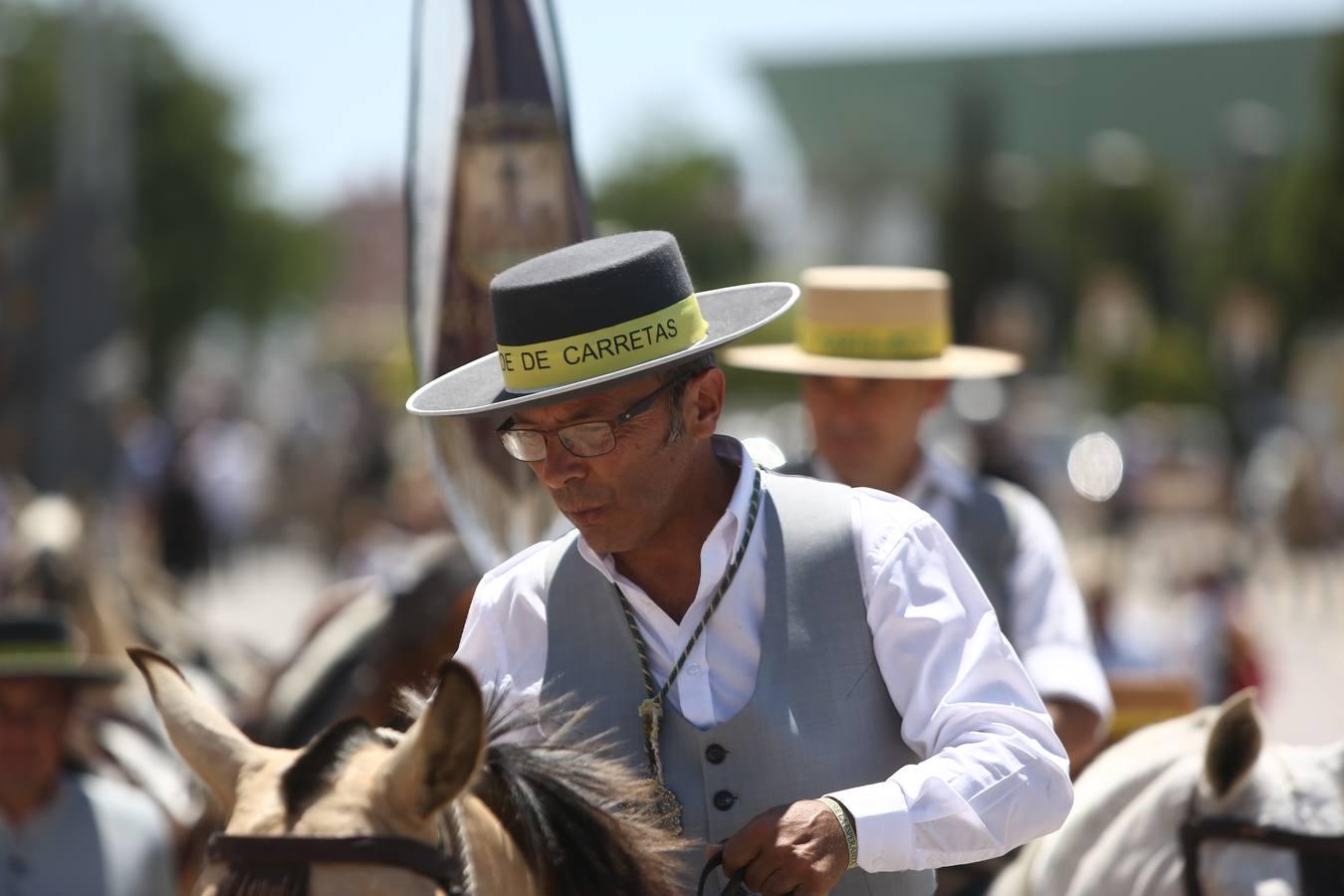 Las hermandades del Rocío vadean el Guadalquivir