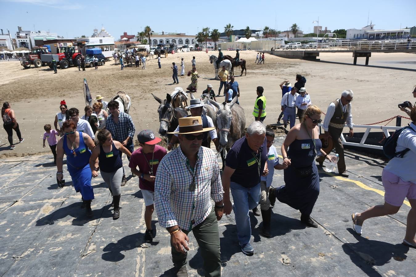 Las hermandades del Rocío vadean el Guadalquivir