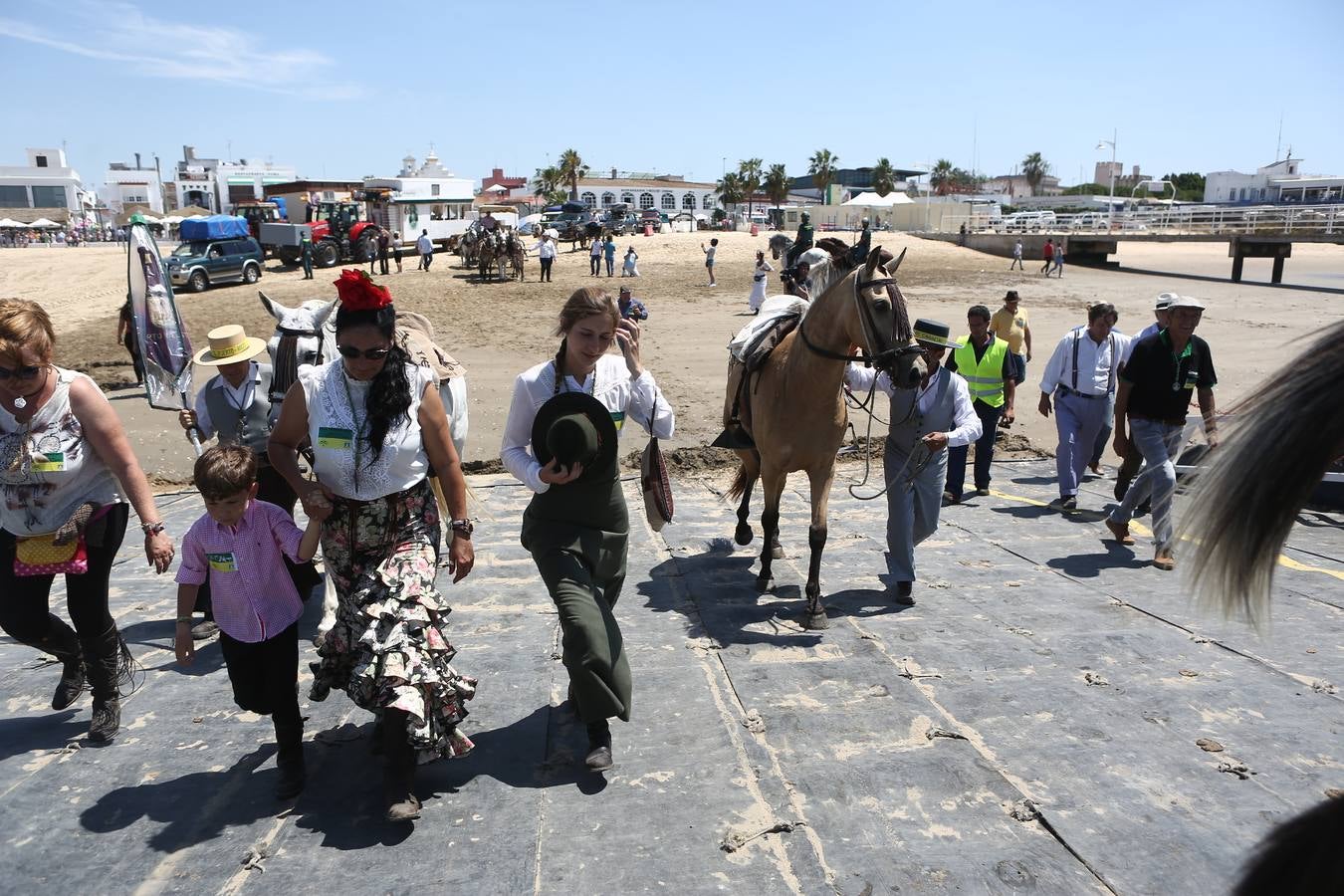 Las hermandades del Rocío vadean el Guadalquivir