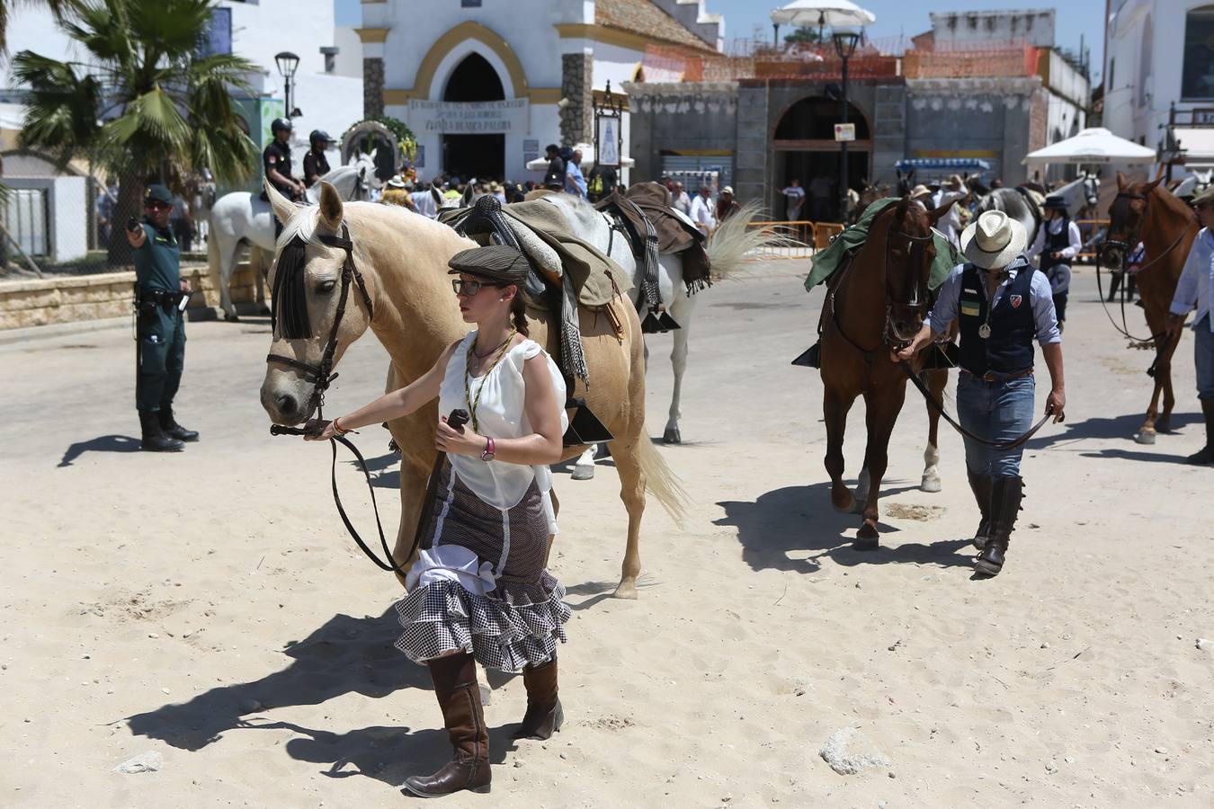 Las hermandades del Rocío vadean el Guadalquivir