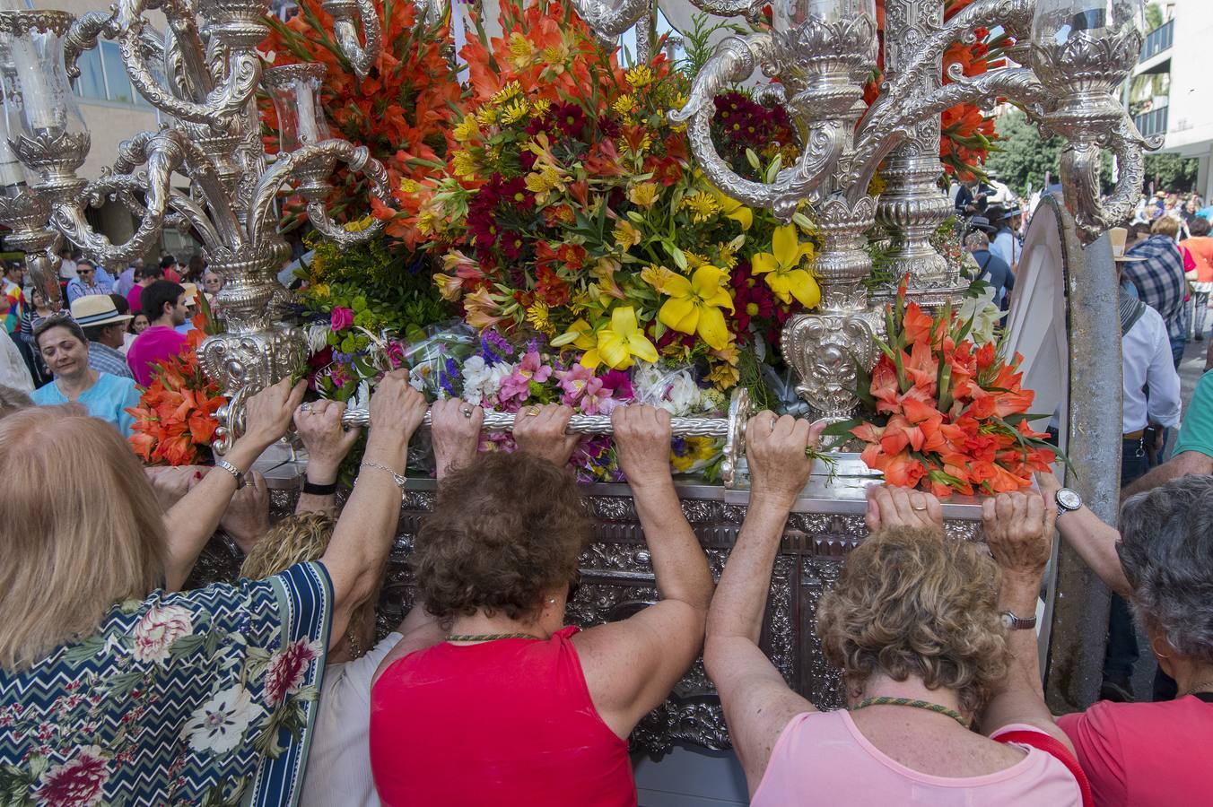 La hermandad del Rocío de Sevilla inicia su peregrinación a la aldea