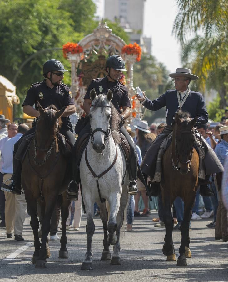 La hermandad del Rocío de Sevilla inicia su peregrinación a la aldea