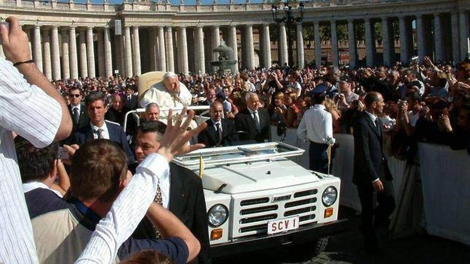 Juan Pablo II en el Vaticano, en un Fiat Campagnola
