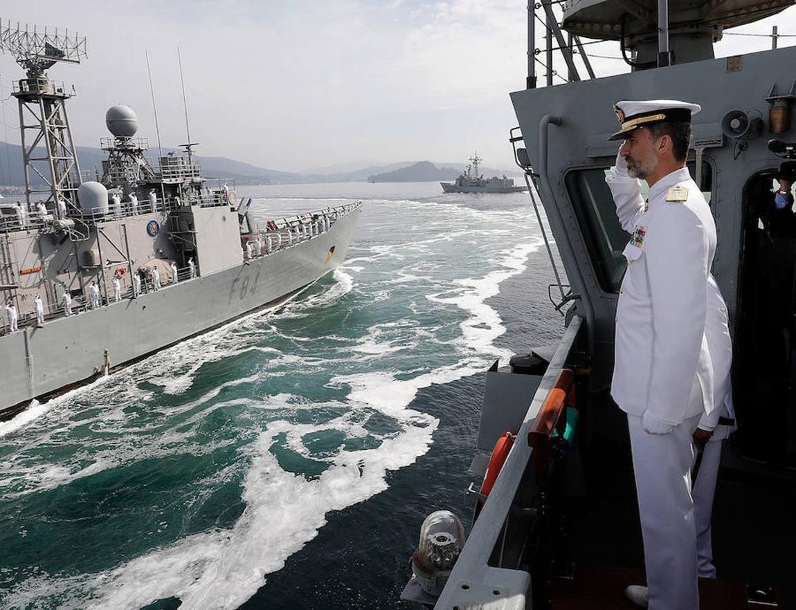 El Rey Felipe VI, durante la revista naval que ha tenido lugar en aguas de la ría de Pontevedra. 