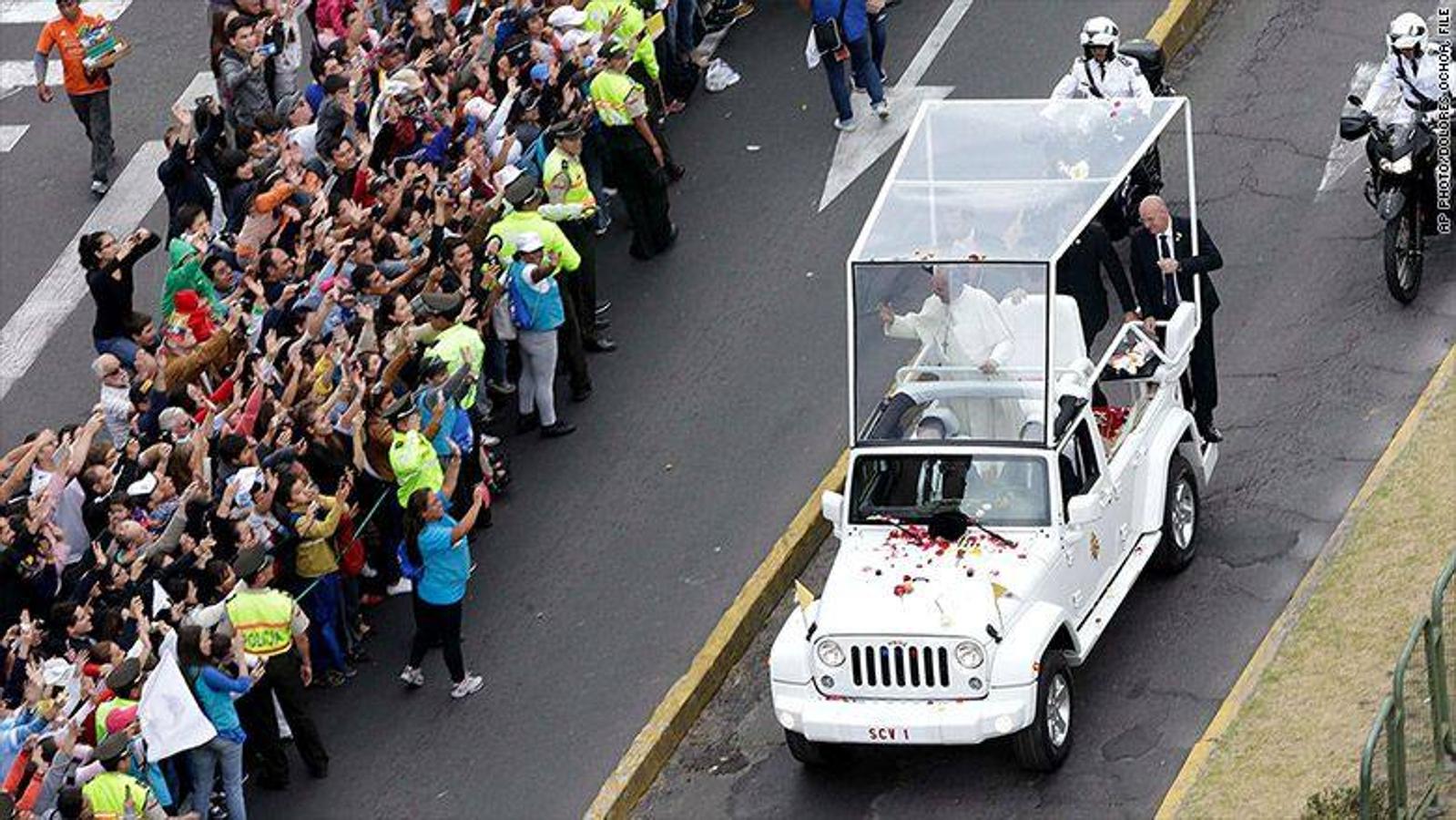 El Papa Fracisco, en un Jeep, durante su visita a Ecuador