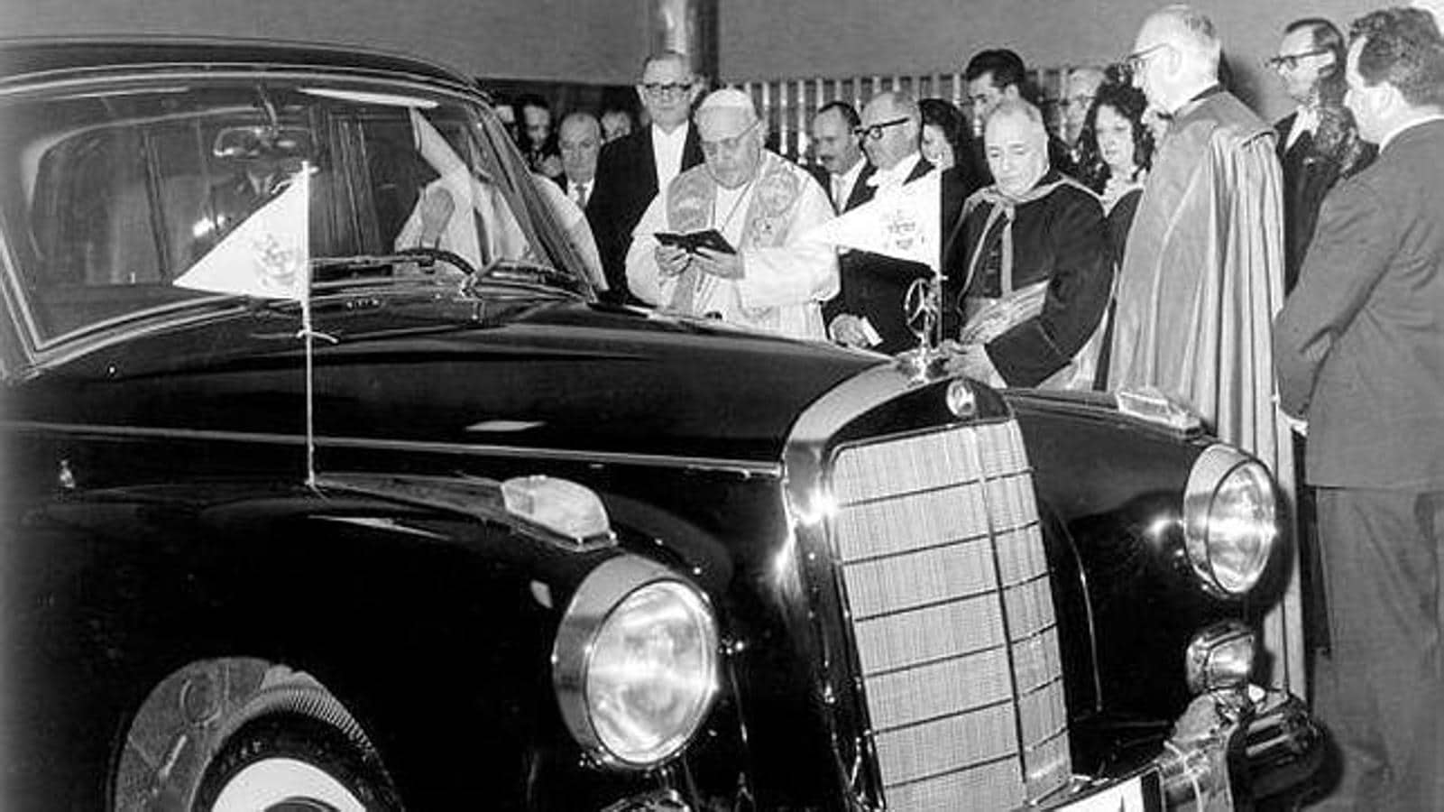 Papa Juan XXIII bendice un Mercedes-Benz