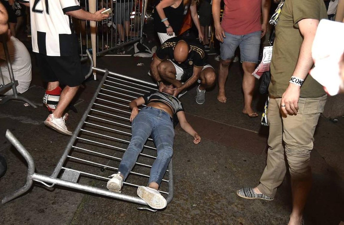 Miles de aficionados de la Juventus huyen despavoridos al escuchar una especia de explosión mientras veían la final de la Liga de Campeones en la Piazza San Carlo. 