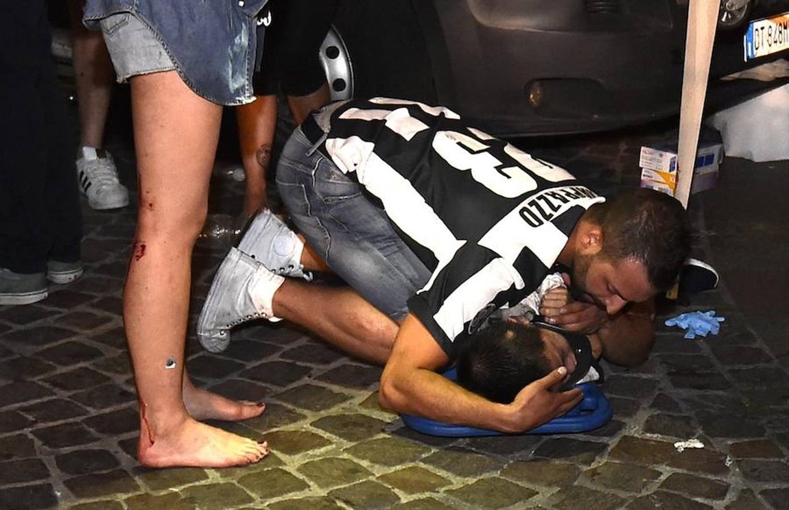 Miles de aficionados de la Juventus huyen despavoridos al escuchar una especia de explosión mientras veían la final de la Liga de Campeones en la Piazza San Carlo. 