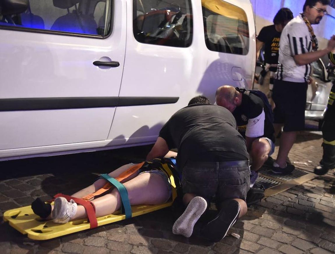 Miles de aficionados de la Juventus huyen despavoridos al escuchar una especia de explosión mientras veían la final de la Liga de Campeones en la Piazza San Carlo. 