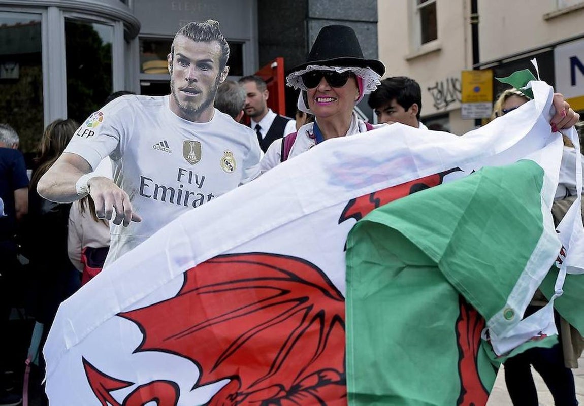 Las aficiones «marcan» el primer gol en Cardiff