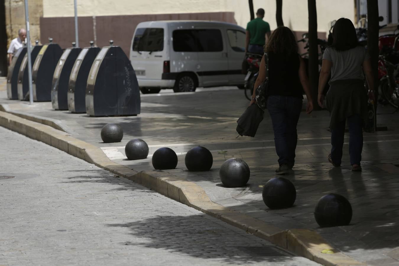 Sevilla, la ciudad de los bolardos mutantes