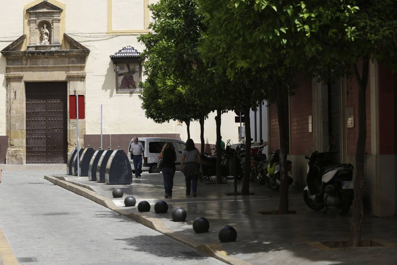 Sevilla, la ciudad de los bolardos mutantes