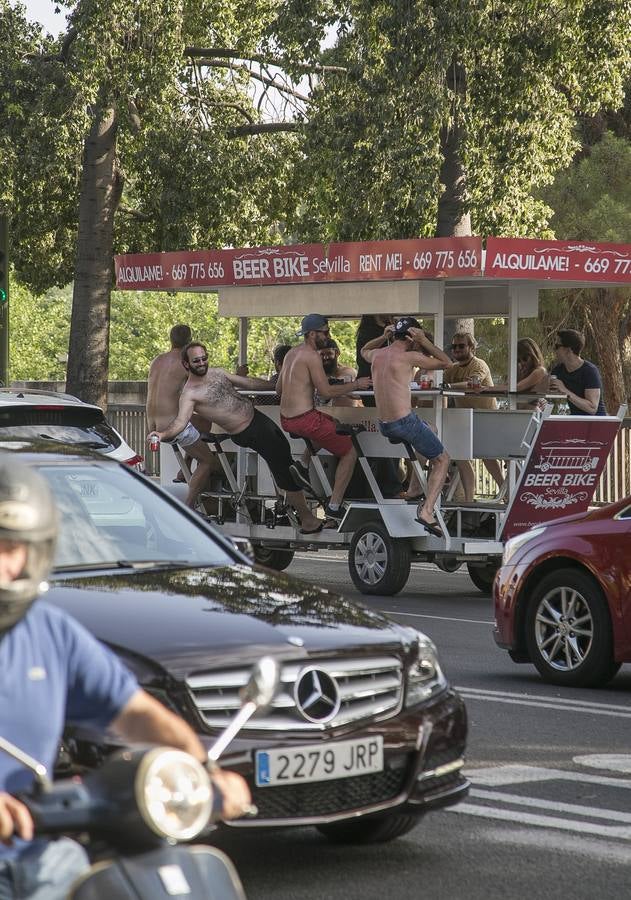 Los desmanes de las despedidas de soltero en Sevilla, en imágenes