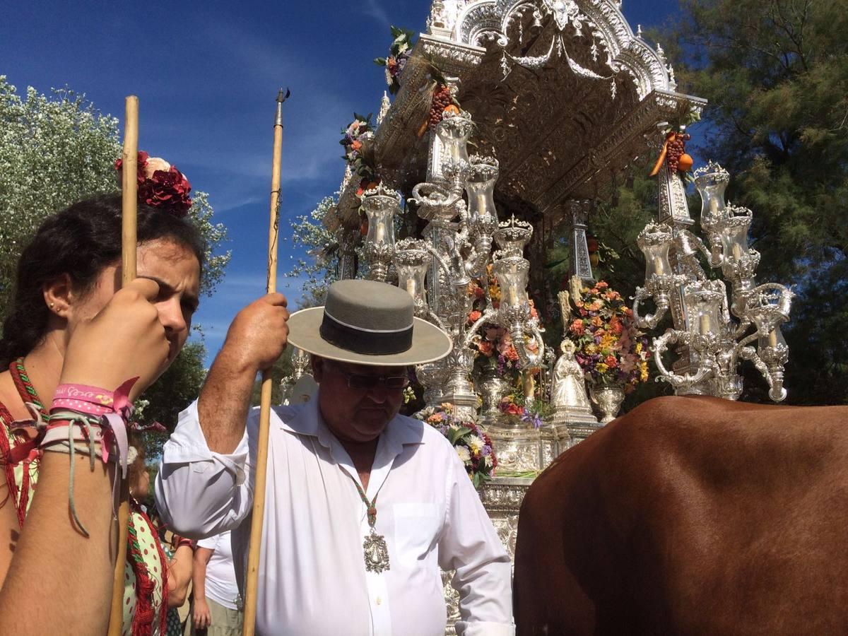 La hermandad del Rocío Sevilla Sur cruza el Ajolí