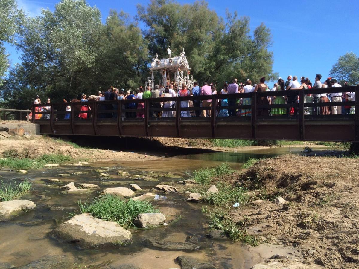 La hermandad del Rocío Sevilla Sur cruza el Ajolí