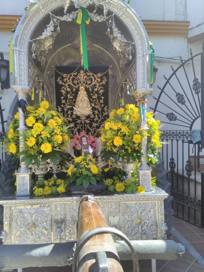 Devoción ante la Virgen del Rocío en la aldea almonteña