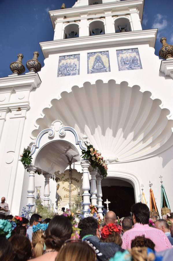 Devoción ante la Virgen del Rocío en la aldea almonteña