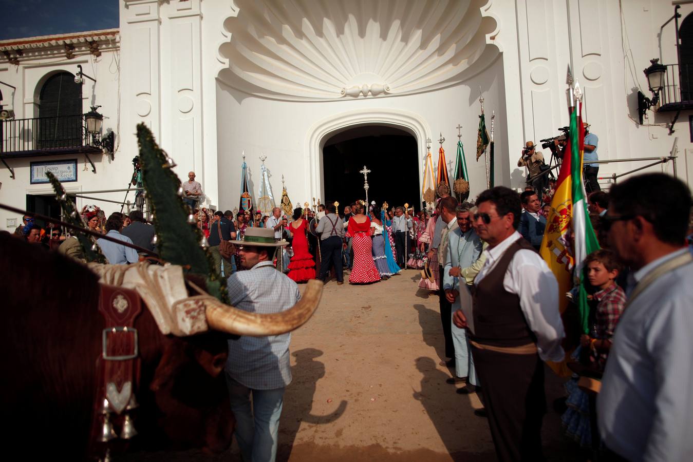 Devoción ante la Virgen del Rocío en la aldea almonteña