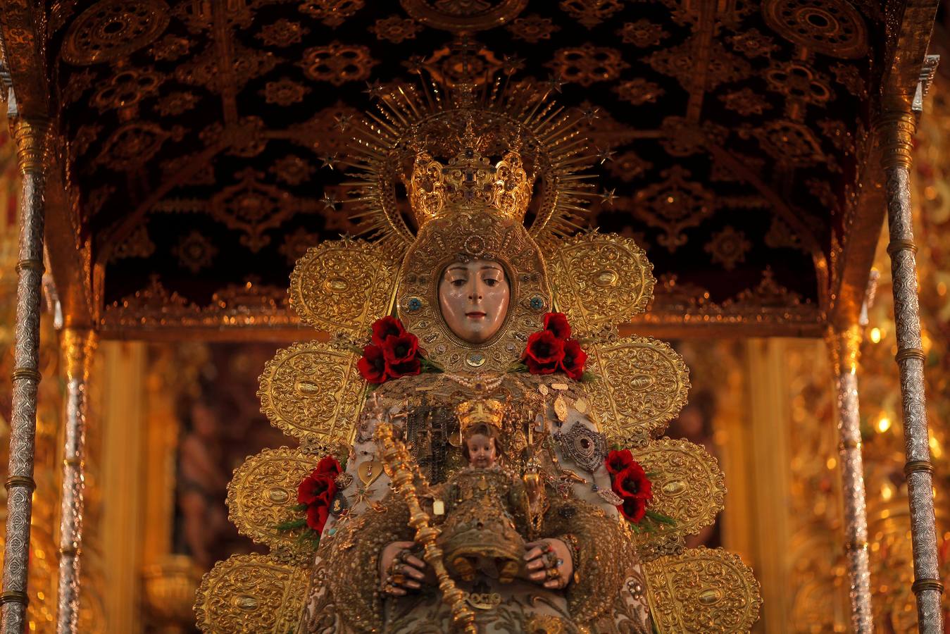 Devoción ante la Virgen del Rocío en la aldea almonteña